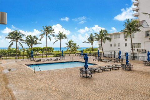Copropriété à vendre à Surfside, Floride: 2 chambres, 95.13 m2 № 2038084 - photo 14