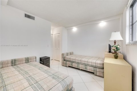 Copropriété à vendre à Surfside, Floride: 2 chambres, 95.13 m2 № 2038084 - photo 11