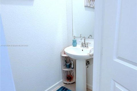 Townhouse in Florida City, Florida 3 bedrooms, 136.19 sq.m. № 2036734 - photo 8