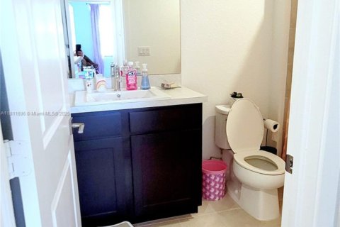 Townhouse in Florida City, Florida 3 bedrooms, 136.19 sq.m. № 2036734 - photo 20