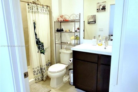 Townhouse in Florida City, Florida 3 bedrooms, 136.19 sq.m. № 2036734 - photo 14