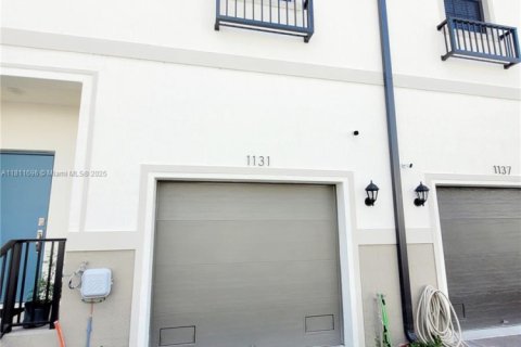 Townhouse in Florida City, Florida 3 bedrooms, 136.19 sq.m. № 2036734 - photo 2