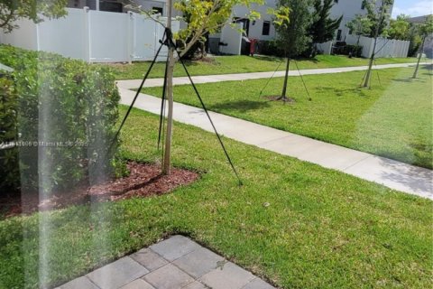 Townhouse in Florida City, Florida 3 bedrooms, 136.19 sq.m. № 2036734 - photo 24