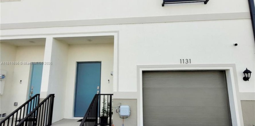 Townhouse in Florida City, Florida 3 bedrooms, 136.19 sq.m. № 2036734