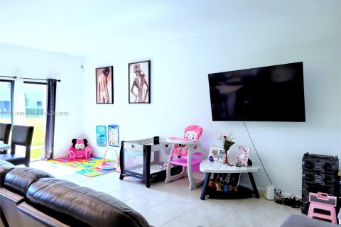 Townhouse in Florida City, Florida 3 bedrooms, 136.19 sq.m. № 2036734 - photo 3