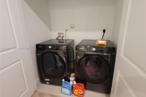 Townhouse in Florida City, Florida 3 bedrooms, 136.19 sq.m. № 2036734 - photo 10