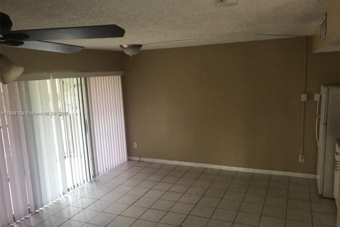 Condo in Hollywood, Florida, 1 bedroom  № 1974209 - photo 2