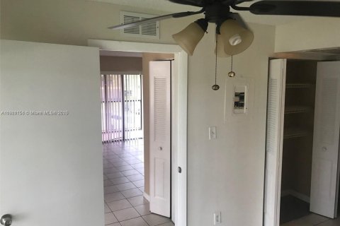 Condo in Hollywood, Florida, 1 bedroom  № 1974209 - photo 3