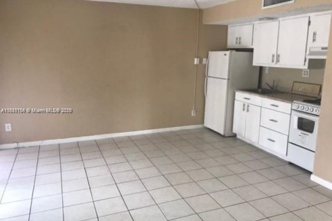 Condo in Hollywood, Florida, 1 bedroom  № 1974209 - photo 4