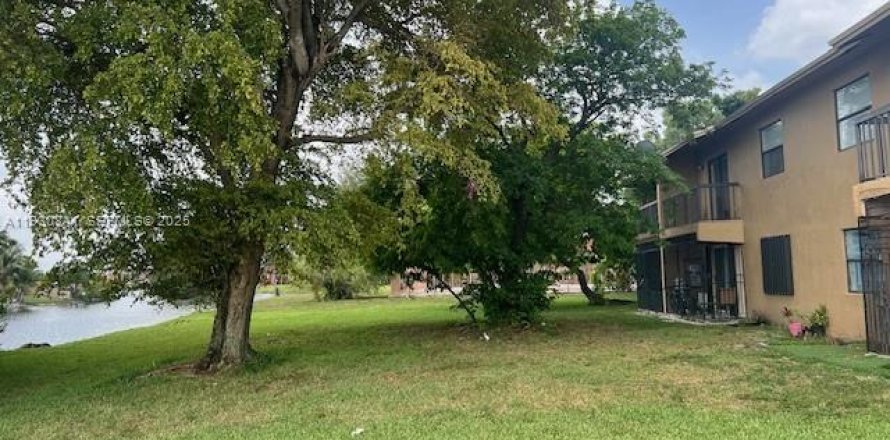 Кондоминиум с 2 спальнями в Хайалиа, Флорида № 1989520