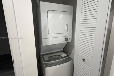 Снять в аренду квартиру в Хайалиа, Флорида 2 спальни, 80.36м2, № 1975720 - фото 5