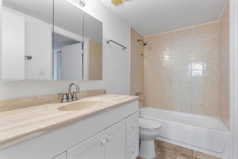 Condo in North Miami, Florida, 1 bedroom  № 1686189 - photo 19