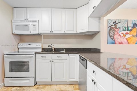 Condo in North Miami, Florida, 1 bedroom  № 1686189 - photo 5