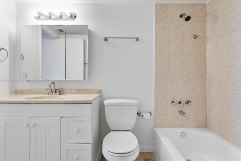 Condo in North Miami, Florida, 1 bedroom  № 1686189 - photo 20