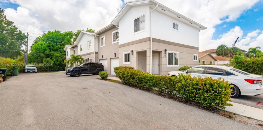 Adosado en Fort Lauderdale, Florida 3 dormitorios, 95.88 m2 № 2023198