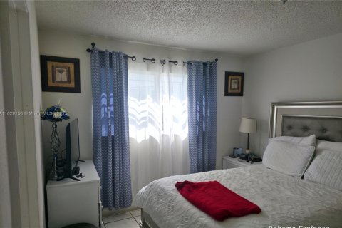 House in Miami, Florida 3 bedrooms, 115.76 sq.m. № 2022746 - photo 6