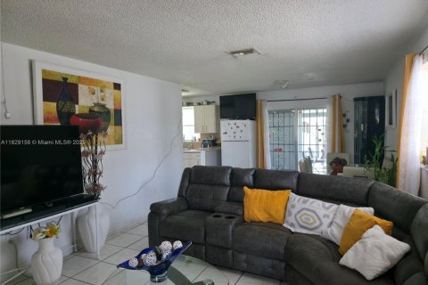 House in Miami, Florida 3 bedrooms, 115.76 sq.m. № 2022746 - photo 3