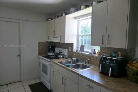 House in Miami, Florida 3 bedrooms, 115.76 sq.m. № 2022746 - photo 4