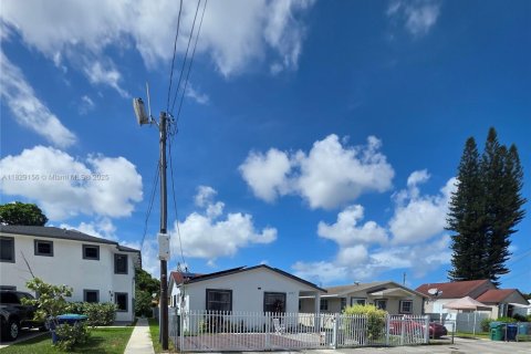 House in Miami, Florida 3 bedrooms, 115.76 sq.m. № 2022746