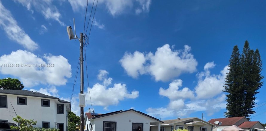House in Miami, Florida 3 bedrooms, 115.76 sq.m. № 2022746