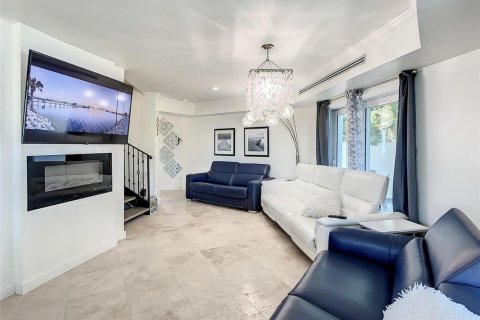 House in Vero Beach, Florida 4 bedrooms, 215.9 sq.m. № 2250360 - photo 6