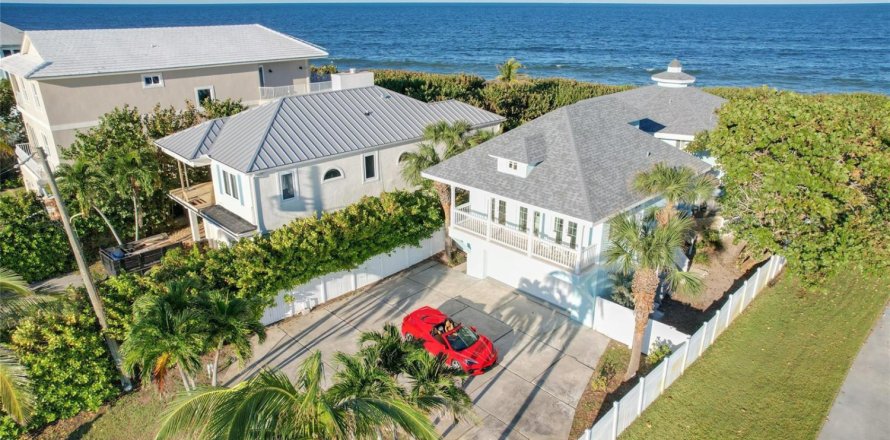 House in Vero Beach, Florida 4 bedrooms, 215.9 sq.m. № 2250360
