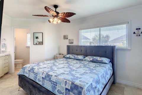 House in Vero Beach, Florida 4 bedrooms, 215.9 sq.m. № 2250360 - photo 20