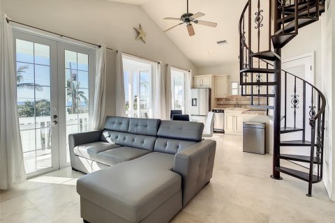 House in Vero Beach, Florida 4 bedrooms, 215.9 sq.m. № 2250360 - photo 23