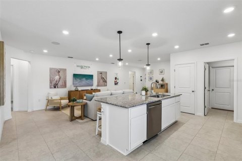 House in Edgewater, Florida 4 bedrooms, 174.28 sq.m. № 2157577 - photo 10