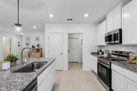 House in Edgewater, Florida 4 bedrooms, 174.28 sq.m. № 2157577 - photo 6