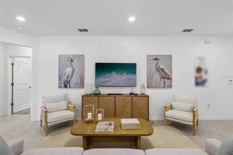 House in Edgewater, Florida 4 bedrooms, 174.28 sq.m. № 2157577 - photo 13
