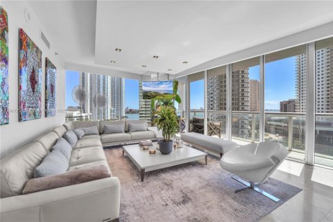 Condo in Miami, Florida, 3 bedrooms  № 1953237 - photo 2