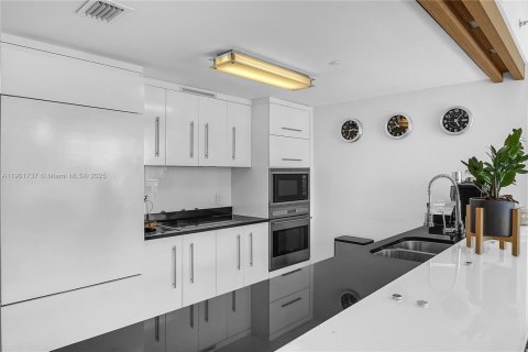 Condo in Miami, Florida, 3 bedrooms  № 1953237 - photo 13