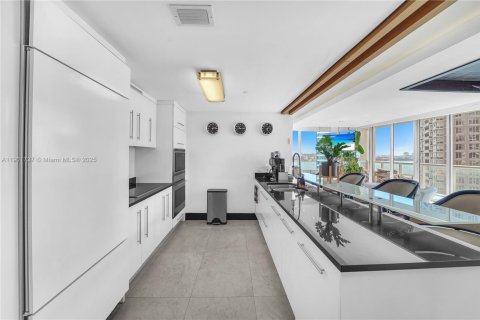 Condo in Miami, Florida, 3 bedrooms  № 1953237 - photo 14