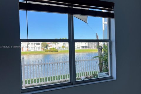 Снять в аренду виллу или дом в Дорал, Флорида 3 спальни, 195.47м2, № 1974162 - фото 10