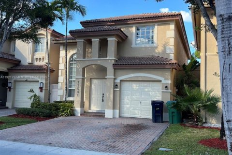 Снять в аренду виллу или дом в Дорал, Флорида 3 спальни, 195.47м2, № 1974162 - фото 1