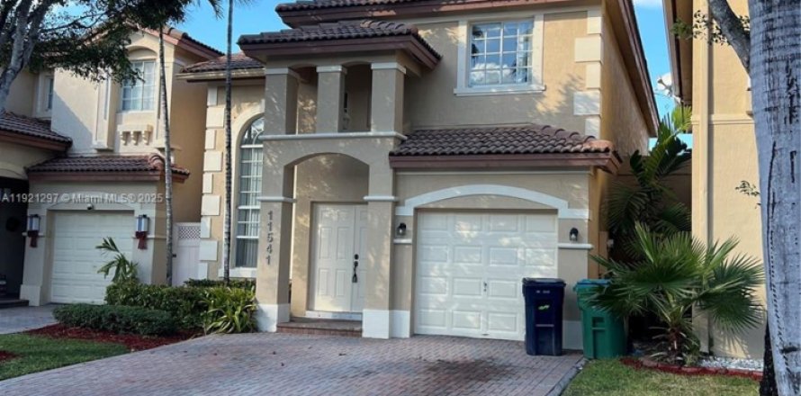 Дом в Дорал, Флорида 3 спальни, 195.47м2 № 1974162