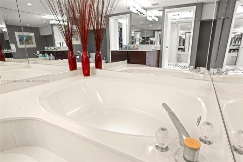 Condominio en venta en Miami Beach, Florida, 2 dormitorios, 133.78 m2 № 1756425 - foto 25