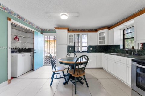 House in Florida City, Florida 3 bedrooms, 111.11 sq.m. № 1986267 - photo 8