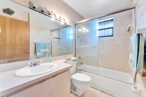 House in Florida City, Florida 3 bedrooms, 111.11 sq.m. № 1986267 - photo 12