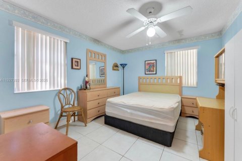 House in Florida City, Florida 3 bedrooms, 111.11 sq.m. № 1986267 - photo 15