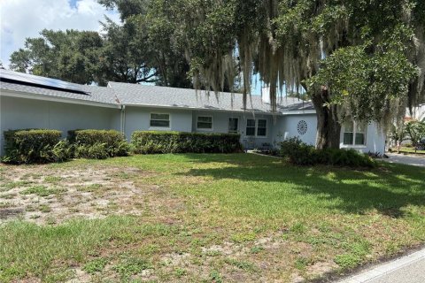 House in Winter Haven, Florida 3 bedrooms, 274.8 sq.m. № 2283470