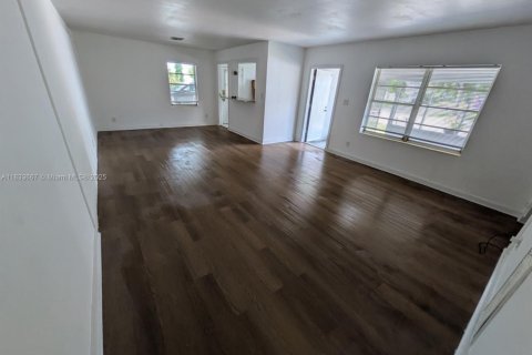 House in West Palm Beach, Florida 3 bedrooms, 140.56 sq.m. № 1814519 - photo 15