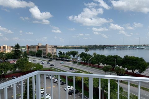 Copropriété à louer à Miami, Floride: 2 chambres, 113.53 m2 № 1956686 - photo 4