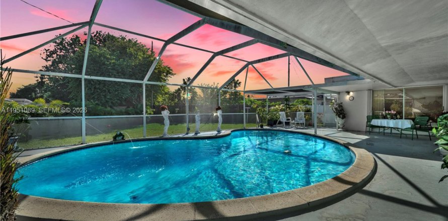 Дом в Майами, Флорида 4 спальни, 176.98м2 № 2006526