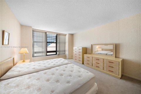 Condo in Miami Beach, Florida, 3 bedrooms  № 1698862 - photo 25
