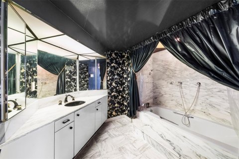 Condo in Miami Beach, Florida, 3 bedrooms  № 1698862 - photo 24
