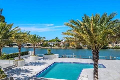 Condo in Miami Beach, Florida, 3 bedrooms  № 1698862 - photo 1