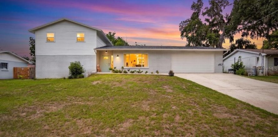 House in Brandon, Florida 4 bedrooms, 213.68 sq.m. № 2157320