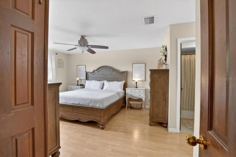 House in Brandon, Florida 4 bedrooms, 213.68 sq.m. № 2157320 - photo 25